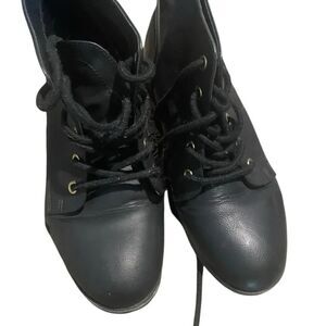 OS see pics like new size 9 Black Lace-Up Ankle Boots